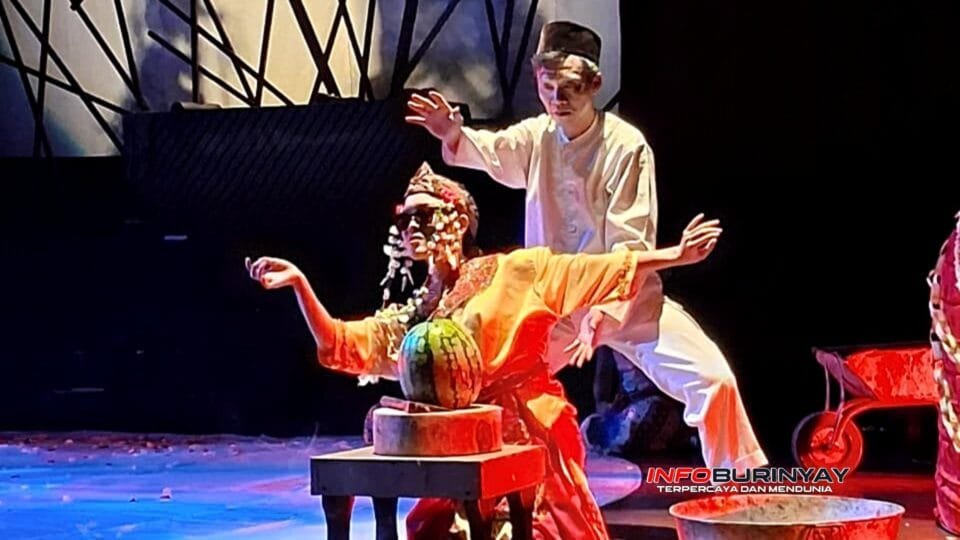 Adegan pertunjukan “Dekonstruksi Minimalis KAPAI-KAPAI” karya Arifin C. Noer di Gedung Sunan Ambu ISBI Bandung, menampilkan aktor dengan unsur teater tradisi dan properti simbolik di atas panggung.