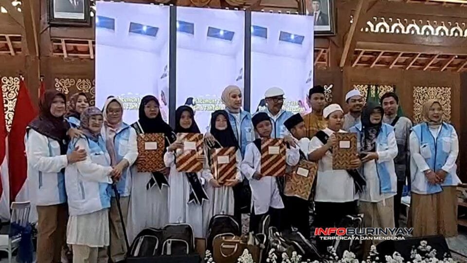 Anak yatim dan dhuafa menerima santunan dalam kegiatan Berbagi 1.000 Dhuafa Yayasan MHABD di Pendopo Kota Bandung, Rabu 11 Februari 2026.