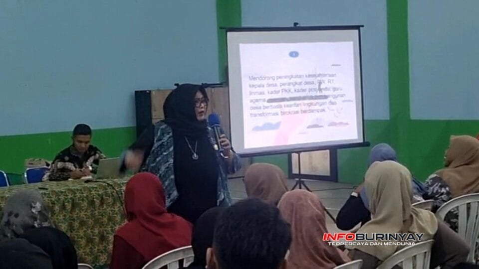 Anggota DPRD Jabar Tia Fitriani menyampaikan materi pengawasan pemerintahan 2026 di GOR Desa Buah Batu, Bojongsoang.