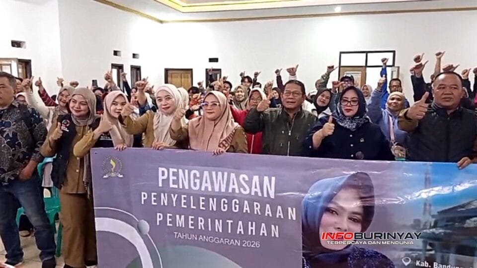 Anggota DPRD Jawa Barat Dra. Hj. Tia Fitriani bersama kepala desa se-Kecamatan Pangalengan dan masyarakat berfoto bersama usai kegiatan Pengawasan Penyelenggaraan Pemerintahan Tahun Anggaran 2026 di GOR Desa Wargamekar, Kabupaten Bandung.