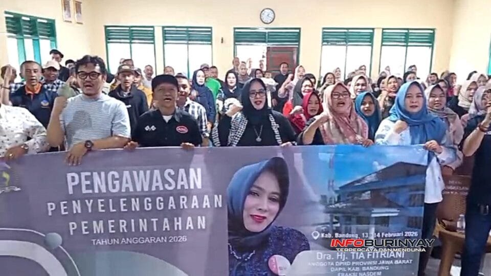 Anggota DPRD Provinsi Jawa Barat Tia Fitriani bersama kepala desa dan warga saat kegiatan Pengawasan Penyelenggaraan Pemerintahan Tahun Anggaran 2026 di GOR Desa Nengkelan, Kecamatan Ciwidey, Kabupaten Bandung.