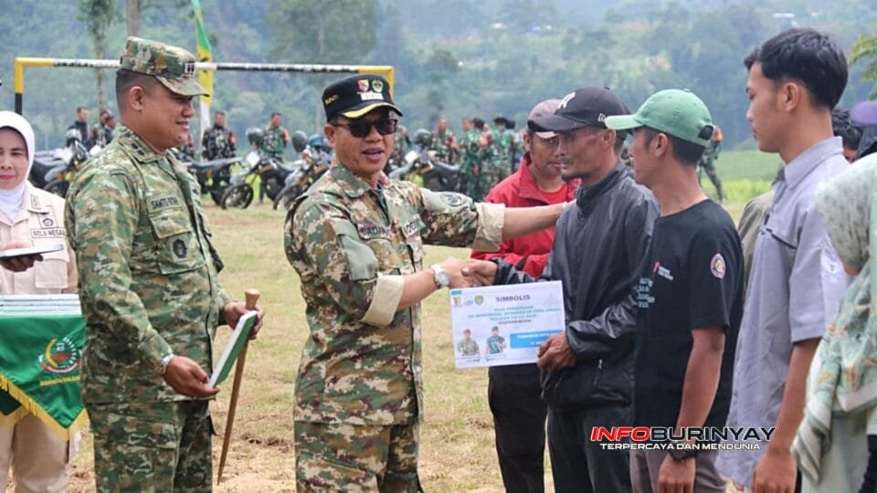 Bupati Bandung Dadang Supriatna bersama Dandim 0624 Letkol Kav Samto Betah menyerahkan simbolis dalam pembukaan TMMD ke-127 di Desa Cipelah Rancabali