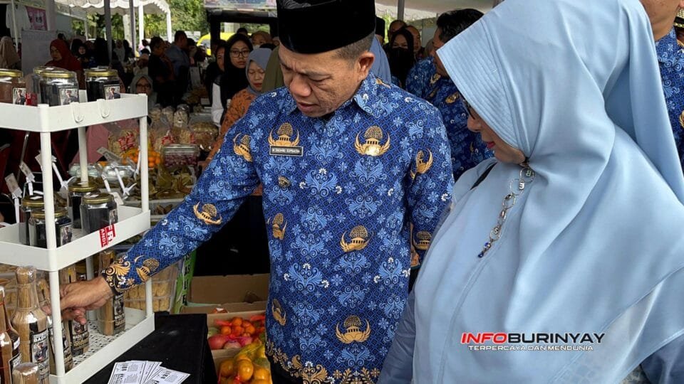 Bupati Bandung Dadang Supriatna bersama Ketua TP-PKK Kabupaten Bandung meninjau produk UMKM lokal di stan pasar rakyat usai terbitkan Surat Edaran dukung IKMUMKM.