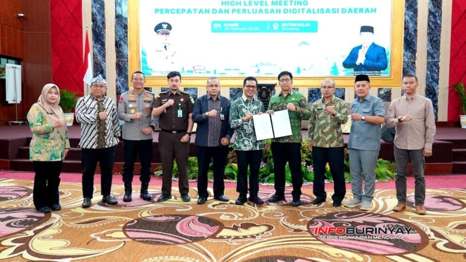 Bupati Bandung Dadang Supriatna bersama jajaran Bapenda dan pemangku kepentingan berfoto usai Forum Perangkat Daerah dan High Level Meeting Digitalisasi Daerah di Sutan Raja Soreang, 26 Februari 2026.