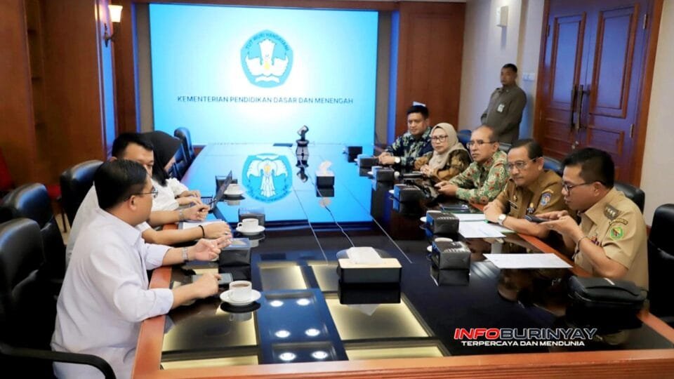 Bupati Bandung Dadang Supriatna memimpin pertemuan dengan Kemendikdasmen membahas penggunaan dana BOSP untuk gaji guru paruh waktu