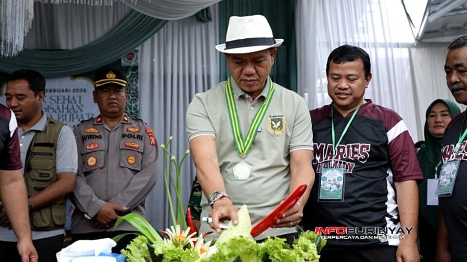 Bupati Bandung Dadang Supriatna memotong tumpeng pada Milad Al Azhar ke-37 di Majalaya, Kabupaten Bandung
