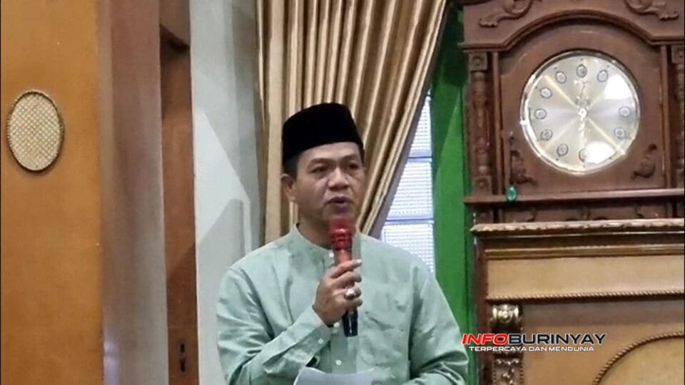 Bupati Bandung Dadang Supriatna menyampaikan komitmen peningkatan kesejahteraan Guru P3KPW saat Tarawih Keliling di Masjid Besar Rancaekek