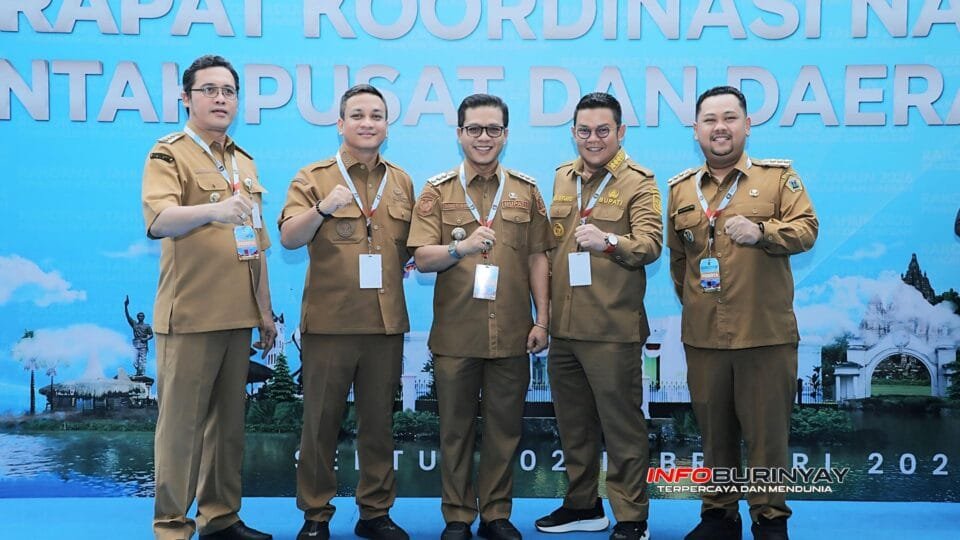 Bupati Bandung Dadang Supriatna (tengah) bersama kepala daerah saat menghadiri forum koordinasi pemerintah pusat dan daerah membahas program prioritas nasional menuju Indonesia