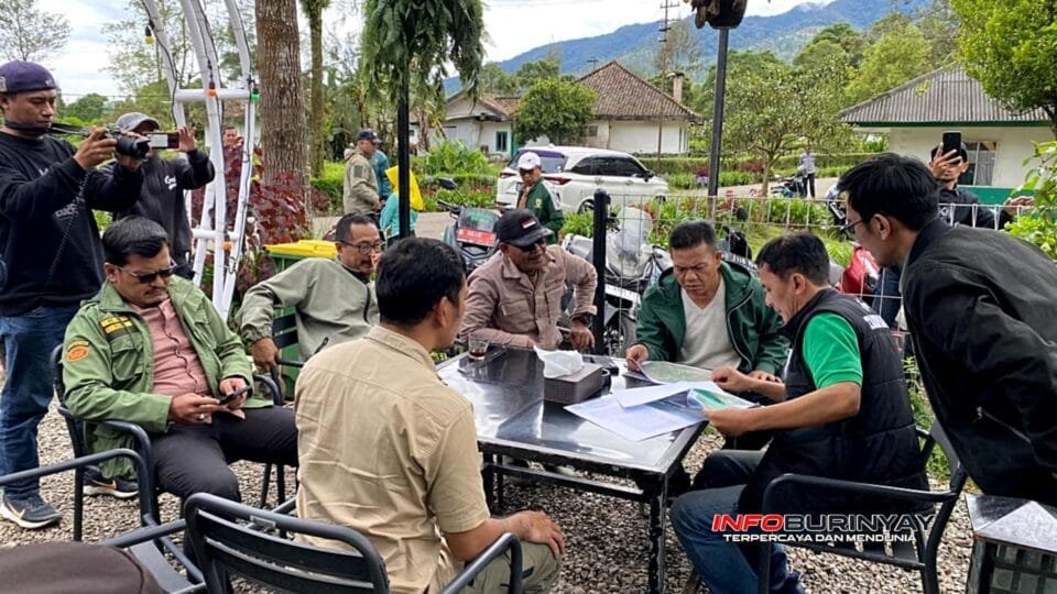 Bupati Bandung bersama jajaran OPD membahas persoalan kepemilikan lahan PPTKH dan perkebunan saat monitoring di Desa Tarumajaya, Kecamatan Kertasari.