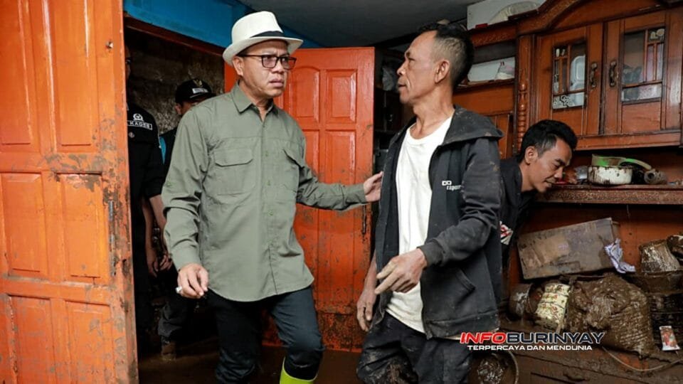 Bupati Bandung meninjau rumah warga terdampak banjir di Kampung Bojong Keusik, Majalaya, dengan kondisi interior dipenuhi lumpur pascajebolnya tanggul Sungai Cisunggalah