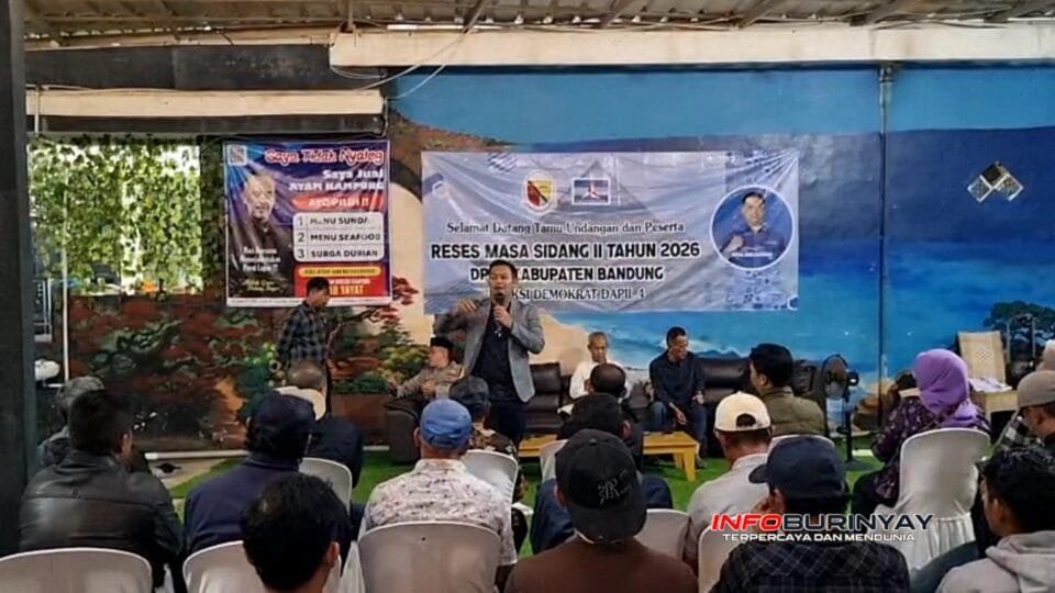 Faisal Radi Sukmana saat menyampaikan aspirasi warga dalam Reses Masa Sidang II Tahun 2026 DPRD Kabupaten Bandung di Desa Linggar, Rancaekek.