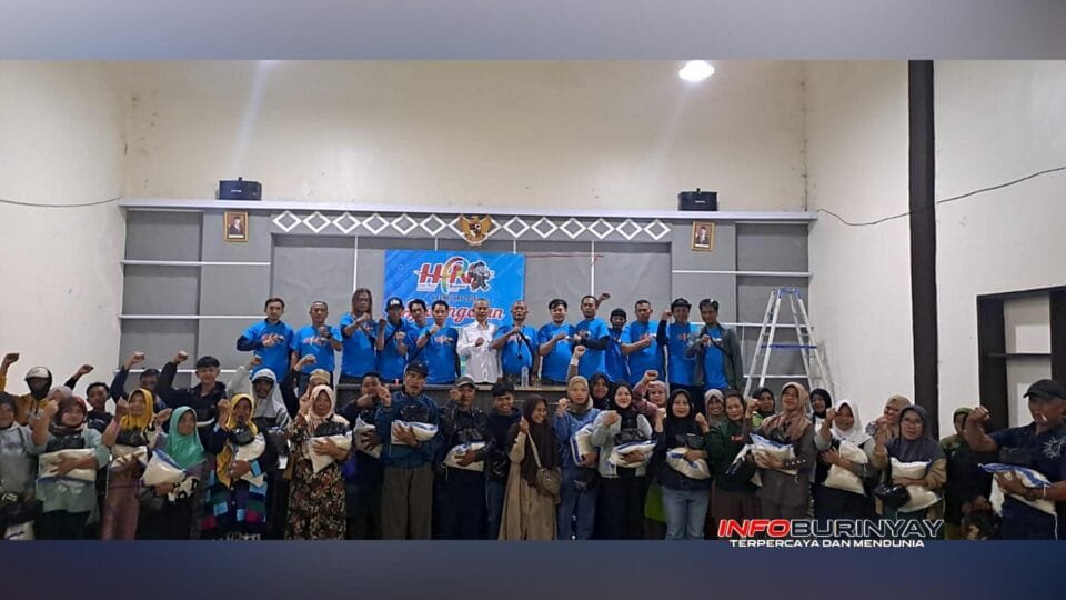 Insan pers Kabupaten Bandung bersama warga berfoto usai membagikan paket sembako dalam bakti sosial HPN 2026 di Desa Tribakti Mulya