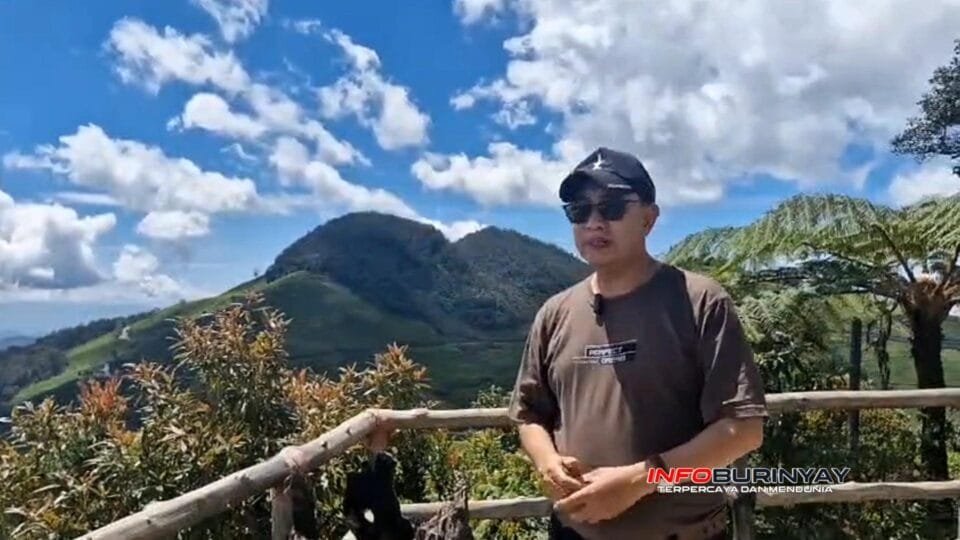 Jurnalis Info Burinyay Lily Setiadarma melaporkan langsung dari kawasan wisata Kawah Putih Ciwidey, Kabupaten Bandung, dengan latar panorama pegunungan.