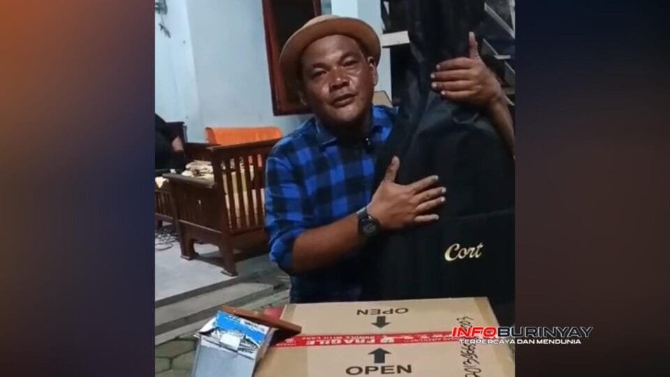 Kang Boma menerima bantuan gitar akustik dan perlengkapan musik titipan Presiden Prabowo di basecamp KPJ Jawa Barat