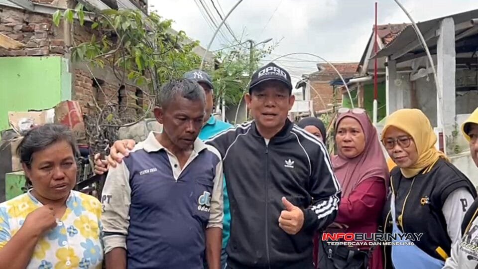 Ketua Komisi D DPRD Kabupaten Bandung, Dr. H. Cecep Suhendar, Sp.Pd., M.Si., berdiri bersama keluarga korban kebakaran di Rancaekek Kencana saat meninjau lokasi dan menyerahkan bantuan.