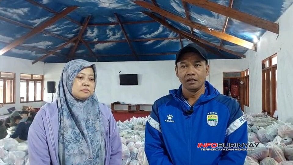 Owner Dusun Stroberi H. Uus Suryana bersama Hj. Dewi Wartini memberikan keterangan usai pembagian 2.000 paket sembako Ramadan 1447 H di Aula Dusun Stroberi, Desa Patengan, Rancabali.