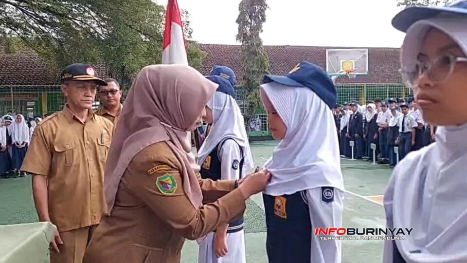 Pembina OSIS SMPN 1 Pasirjambu melantik pengurus OSIS periode 2025-2026 saat serah terima jabatan di lapangan sekolah