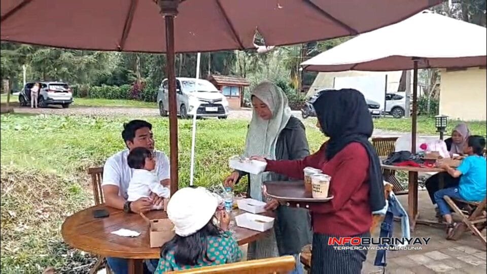 Pengunjung menikmati sajian makanan dan minuman di Teras Kopi Upas Ranca Upas, Ciwidey, Kabupaten Bandung.