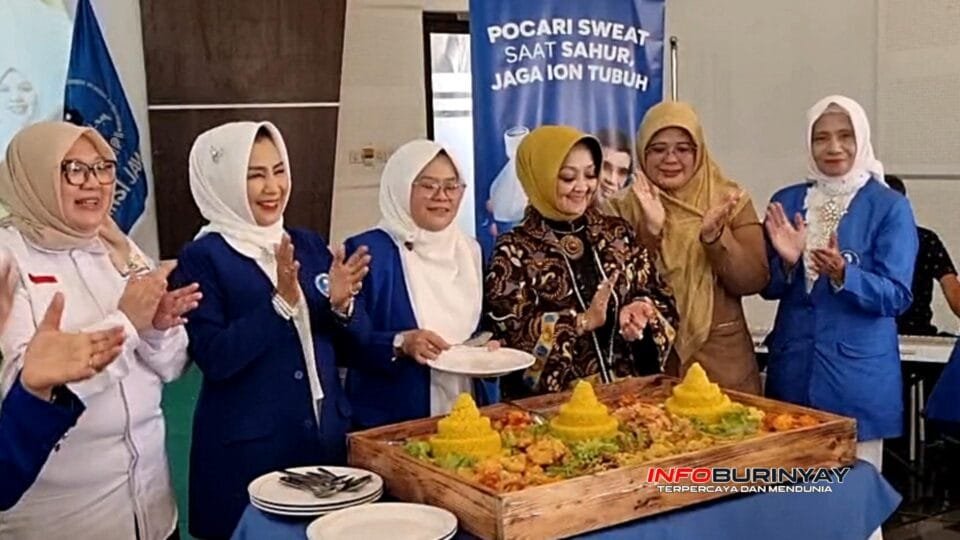 Pengurus DPD IWAPI Jawa Barat bersama DPC IWAPI Kota Bandung memotong tumpeng saat peringatan HUT IWAPI ke-51 di Kota Bandung, Selasa (1022026).