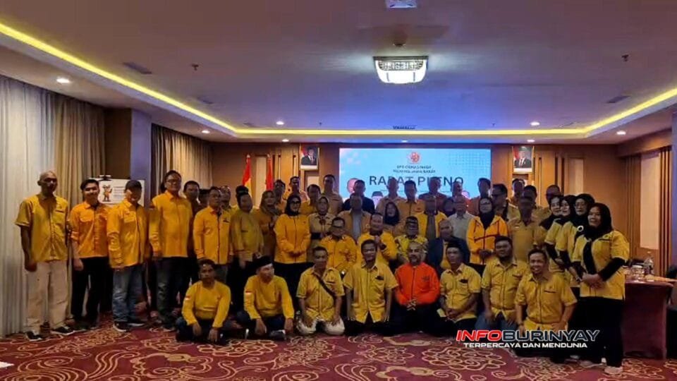 Pengurus DPD dan DPC MKGR Jawa Barat berfoto bersama usai Rapat Pleno penetapan Kelas Beringin di Grand Sunshine Hotel Soreang.