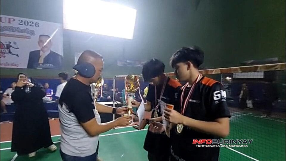 Penyerahan piala dan hadiah juara pertama ganda campuran pada Turnamen Bulutangkis eMTe Cup Open 2026 di GOR eMTe Sport Ciwidey Kabupaten Bandung.