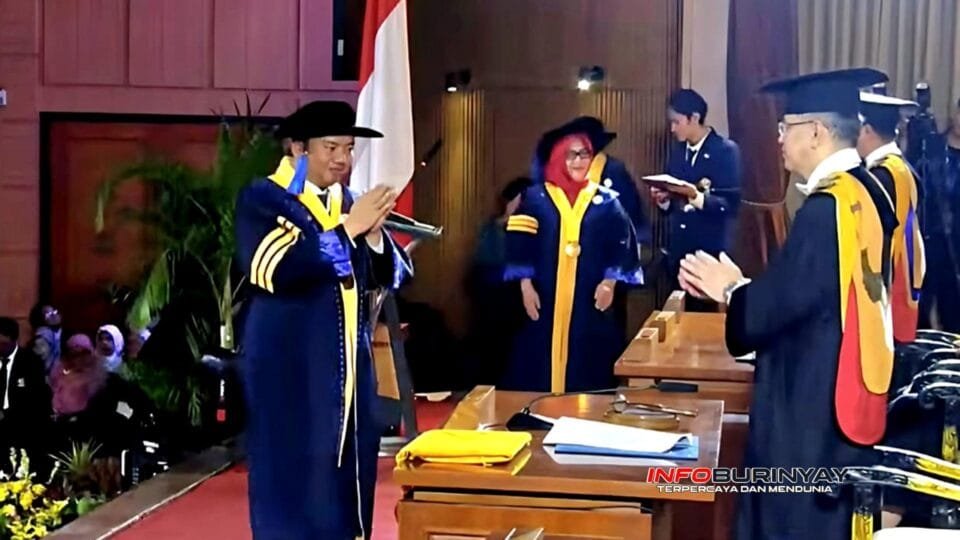 Rahmat Hidayat Djati mengikuti prosesi wisuda doktor Universitas Padjadjaran Gelombang II Tahun Akademik 20252026 di Graha Sanusi Hardjadinata, Bandung.