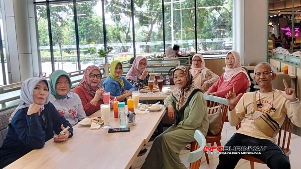 Sejumlah alumni SMA BPI lulusan 1976 menggelar rapat persiapan Reuni Emas di Tenth Avenue Mall Bandung