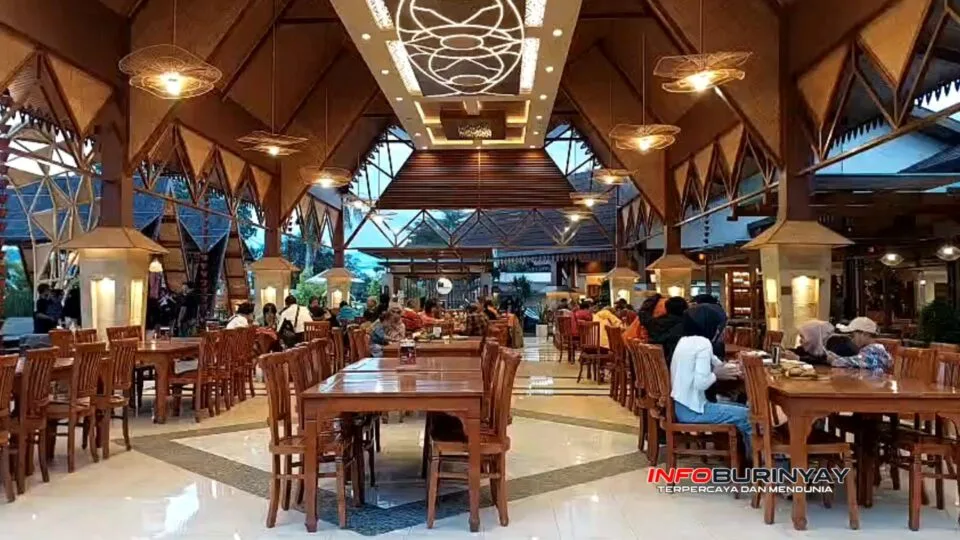 Suasana ruang utama Sindang Reret Ciwidey dipadati pengunjung saat peluncuran paket bukber Ramadhan 1447 Hijriah