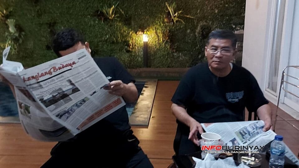 Wakil Gubernur Jawa Barat Erwan Setiawan membaca Koran Langlang Budaya saat kegiatan di Sentul City