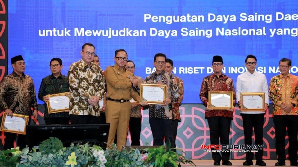 Wakil Menteri Dalam Negeri Bima Arya menyerahkan Sertifikat Apresiasi Badan Riset dan Inovasi Nasional kepada Bupati Bandung dalam Rilis IDSD 2025 di Jakarta.