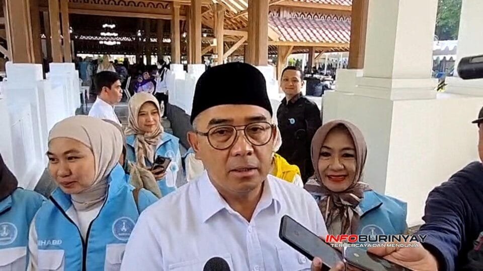 Wali Kota Bandung H. Muhammad Farhan, SE., memberikan keterangan kepada awak media usai menghadiri kegiatan Berbagi bersama 1.000 Anak Panti Asuhan dan Dhuafa di Pendopo Kota Bandung.