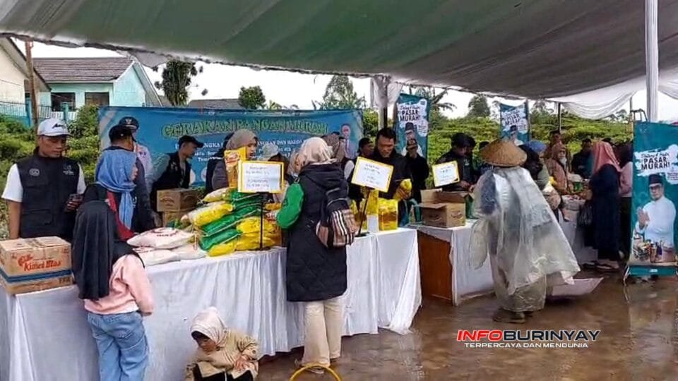 Warga Rancabali antre membeli beras dan minyak goreng dalam Gerakan Pangan Murah Pemkab Bandung di Desa Sukaresmi meski diguyur hujan.