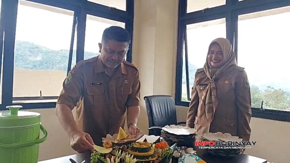 irektur RSUD Bedas Pacira dr. Reymond Pangihutan Sirait bersama Camat Ciwidey saat kegiatan awal operasional RSUD Bedas Pacira di Ciwidey, Kabupaten Bandung.