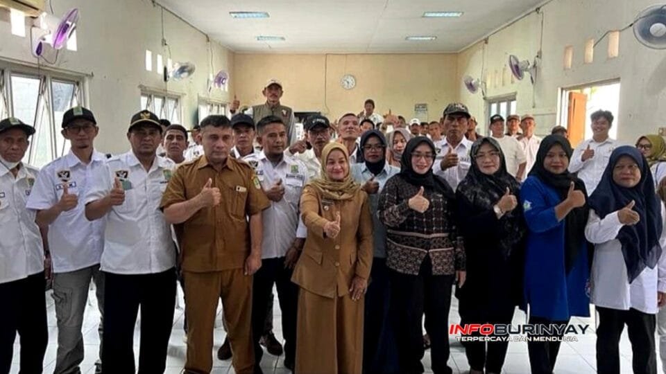 Anggota DPRD Jawa Barat Sri Rahayu bersama lurah dan perwakilan masyarakat saat kegiatan pengawasan pemerintahan terkait proyek Koperasi Desa Merah Putih di Kelurahan Karawang Wetan.