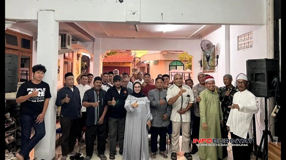 Anggota DPRD Jawa Barat Sri Rahayu (kelima dari kiri) berfoto bersama tokoh masyarakat dan warga saat agenda pengawasan dan serap aspirasi di Karawang Barat, Karawang.