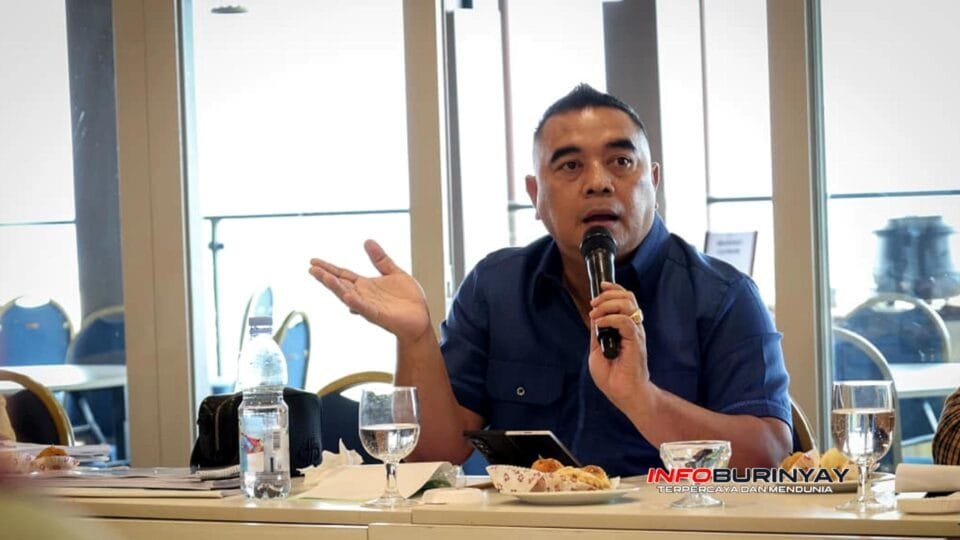 Anggota Fraksi Gerindra DPRD Jawa Barat Syahrir menyampaikan penjelasan mengenai capaian strategis pemerintahan Prabowo Subianto hingga Maret 2026 dalam sebuah forum diskusi di Bandung.