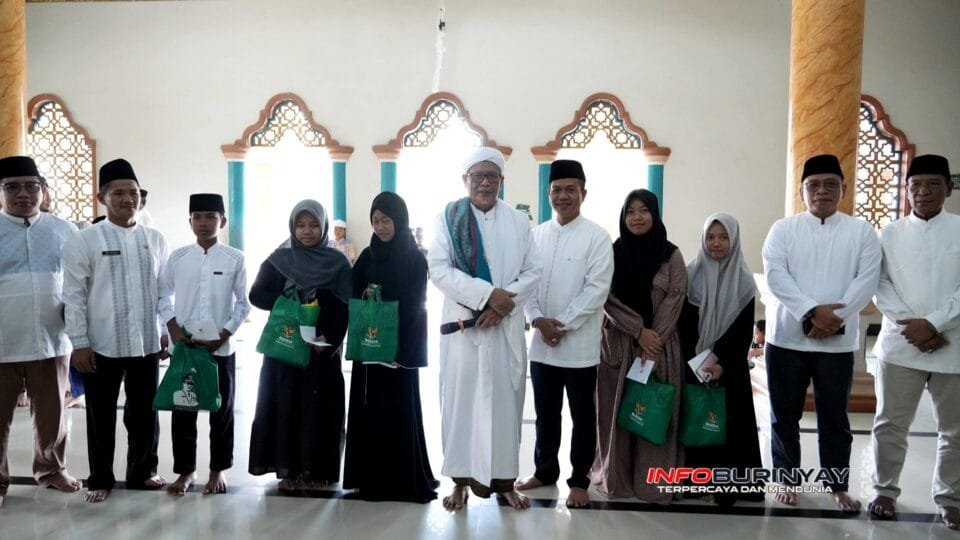 Bupati Bandung Dadang Supriatna berfoto bersama pimpinan pondok pesantren dan santri penerima bantuan dalam kegiatan Jumat Keliling di Pondok Pesantren Al Burdah