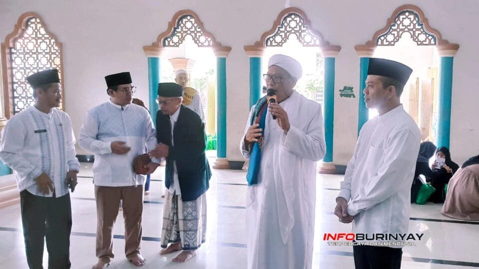Bupati Bandung Dadang Supriatna bersama KH A Busyiri Muslim dalam kegiatan Jum’at Keliling di Pondok Pesantren Alburdah Kutawaringin