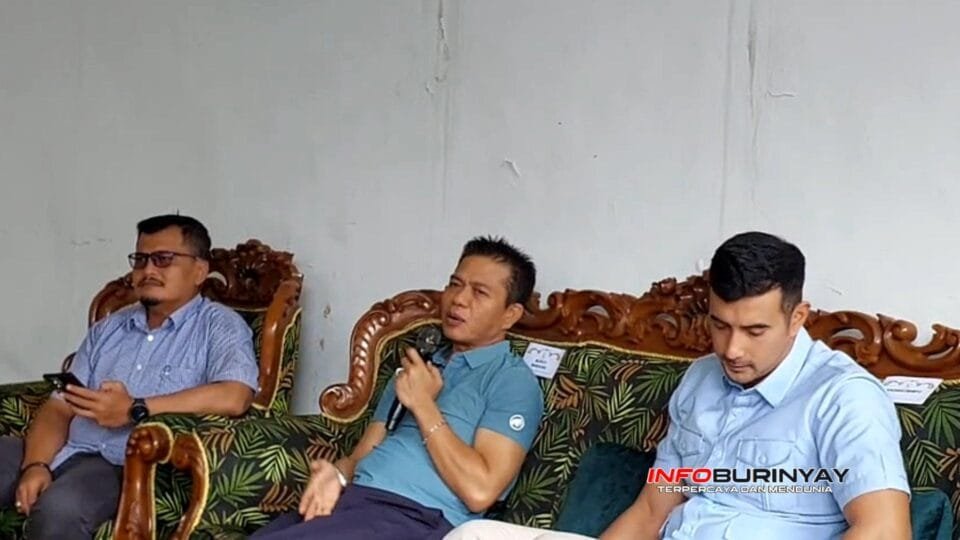 Bupati Bandung Dadang Supriatna didampingi Kadiskominfo Teguh Purwayadi dan Wakil Bupati Ali Syakieb saat silaturahmi dengan awak media di Gajebo Bedas, Rumah Dinas Bupati Bandung, Soreang, Sabtu (732026).