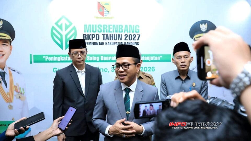 Bupati Bandung Dadang Supriatna memberikan keterangan kepada awak media usai Musrenbang RKPD 2027 di Kabupaten Bandung