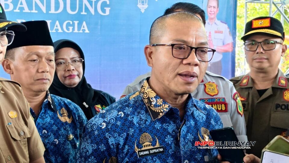 Bupati Bandung Dadang Supriatna memberikan keterangan terkait program mudik gratis di Gedung Budaya Soreang