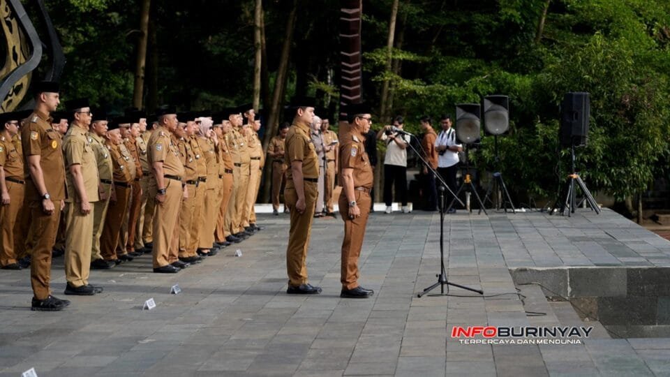 Bupati Bandung Dadang Supriatna memimpin apel bulanan ASN di Lapangan Upakarti Soreang jelang Ramadan 2026