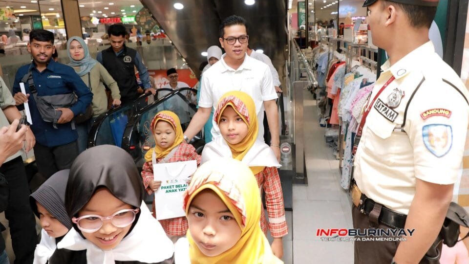 Bupati Bandung Dadang Supriatna mendampingi anak yatim piatu berbelanja kebutuhan Lebaran di Pusat Perbelanjaan Jogja Soreang dengan voucher Rp500 ribu per anak.