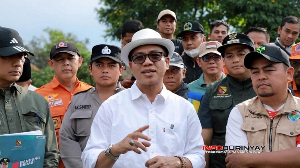 Bupati Bandung Dadang Supriatna meninjau lokasi banjir bandang Sungai Cisunggalah di Desa Panyadap Kecamatan Solokanjeruk bersama jajaran perangkat daerah