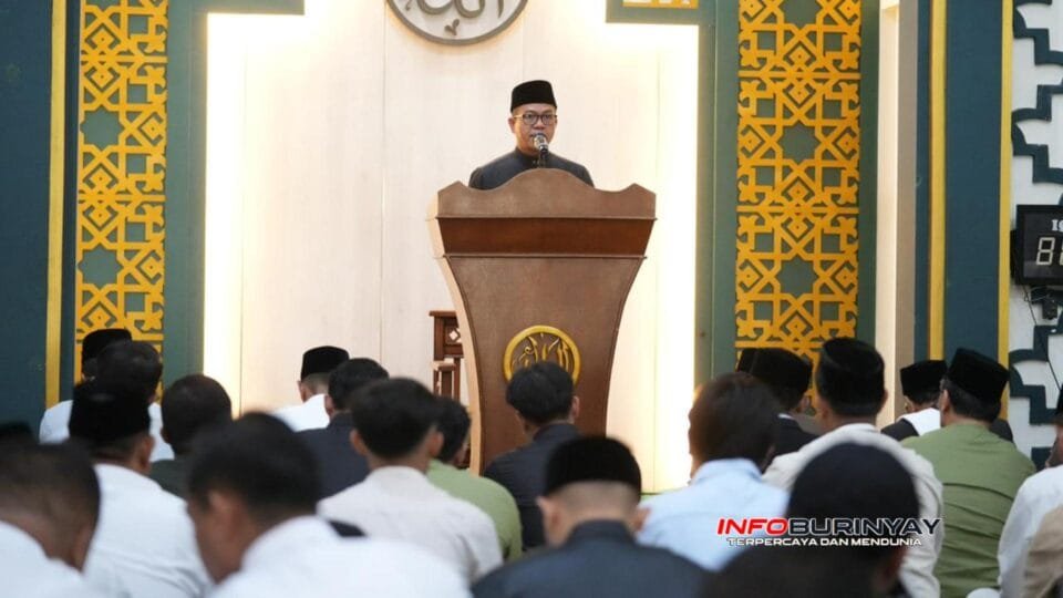Bupati Bandung Dadang Supriatna menyampaikan sambutan saat Shalat Idul Fitri 1447 H di Masjid Al Fathu bersama masyarakat