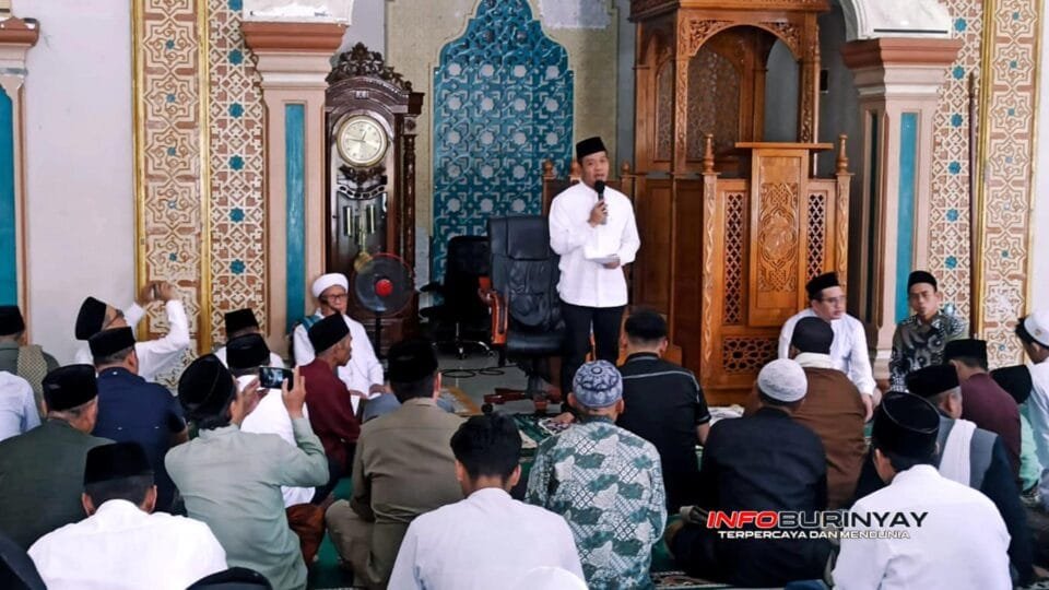 Bupati Bandung Dadang Supriatna menyampaikan sambutan saat kegiatan Jumling di Pondok Pesantren Al-Burdah Kutawaringin