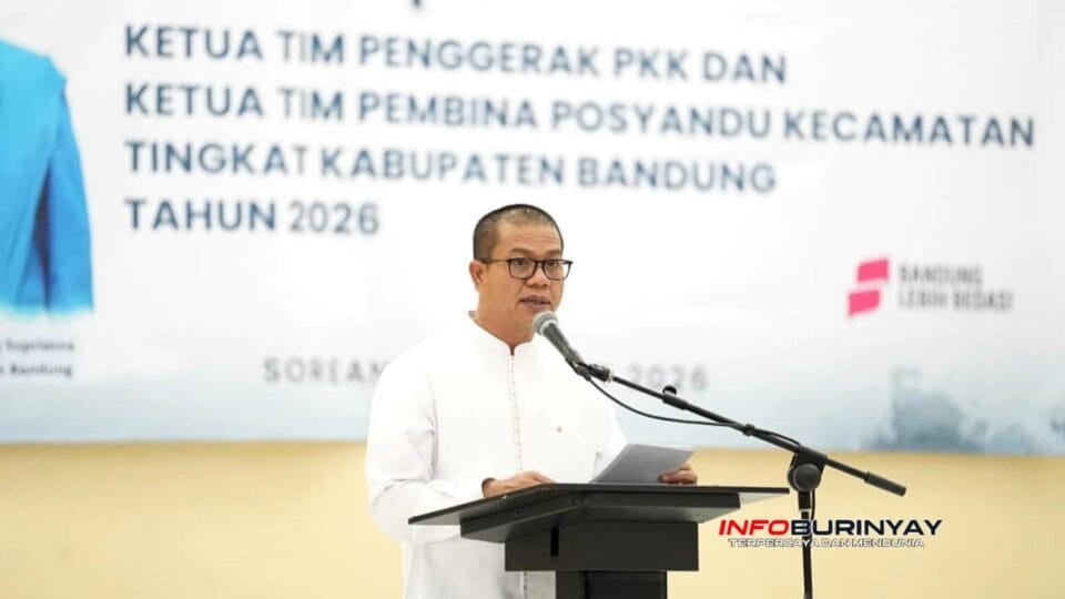 Bupati Bandung Dadang Supriatna menyampaikan sambutan saat pelantikan Ketua TP PKK dan TP Posyandu Kecamatan se-Kabupaten Bandung di Soreang tahun 2026