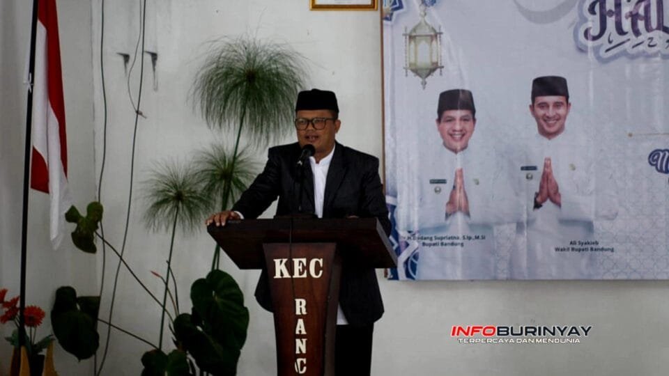 Camat Rancabali H. Mamet Slamet menyampaikan sambutan dalam rapat koordinasi dan Halal Bihalal tingkat kecamatan di aula kantor kecamatan