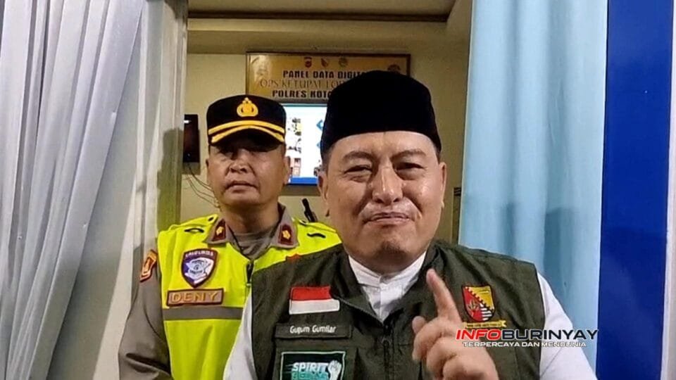 Camat Rancaekek Gugum Gumilar didampingi Kapolsek Rancaekek Deny Sunjaya memantau situasi malam takbiran di Pospam Dangdeur Kabupaten Bandung