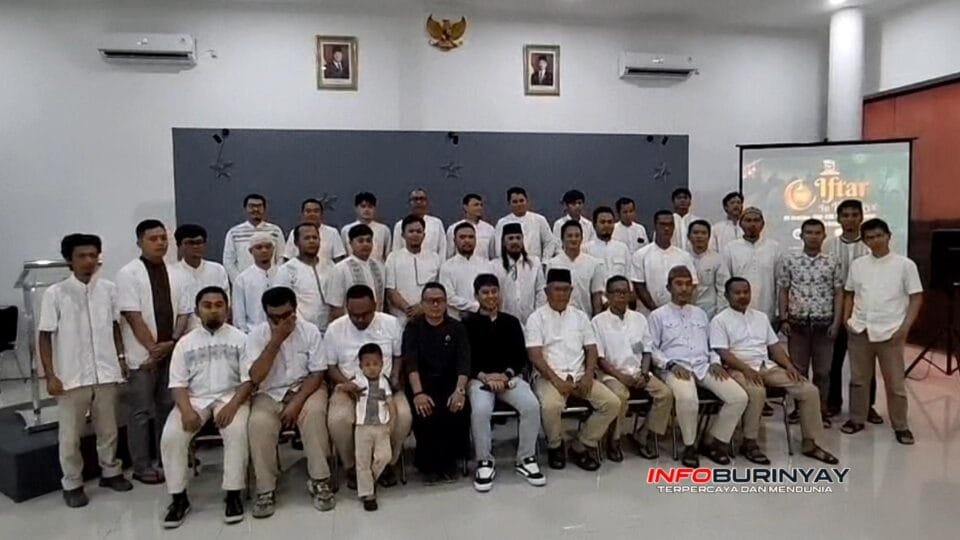 Coach, pembina, dan pimpinan SMP–SMK Skye Digipreneur berfoto bersama usai kegiatan buka puasa bersama “Iftar in the Skye” di Ballroom Kampus Skye Digipreneur Rancaekek, Kabupaten Bandung.